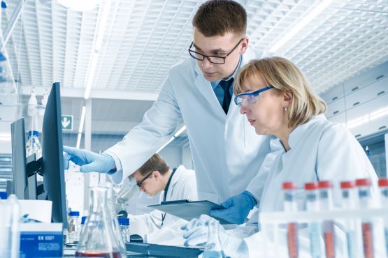 Минздрав разрешил AstraZeneca проведение КИ в России