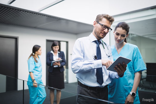 Госслужащим упростили возвращение к медицинской и фармацевтической деятельности